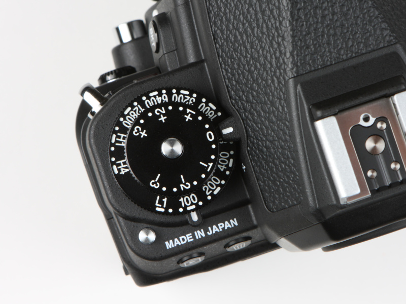 上面左手側には、ISO感度ダイヤルと露出補正ダイヤルを配置。どちらもロックボタンを備える。ファインダーを覗いたままの操作には慣れを要する。