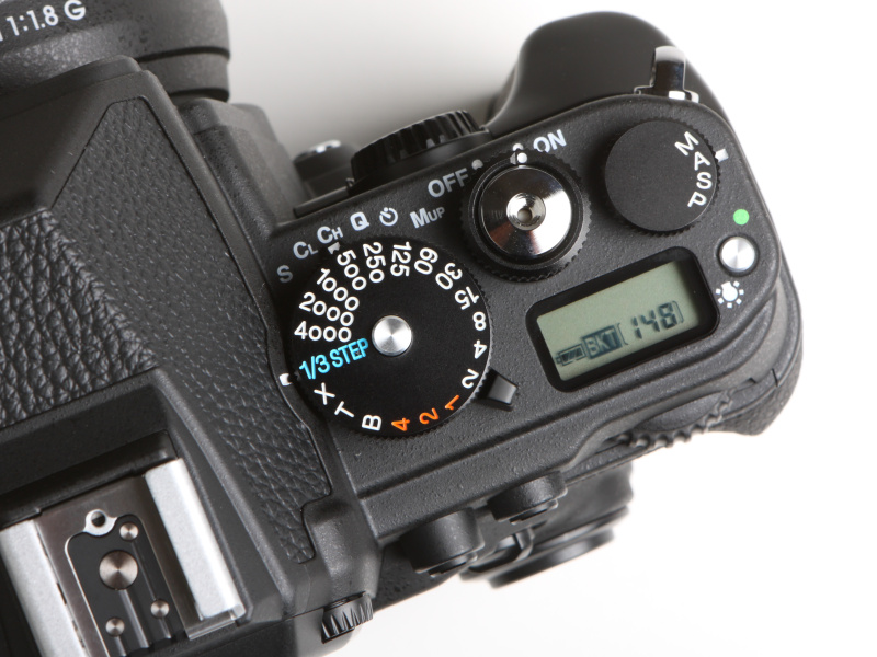 シャッターボタン側の軍艦部にはシャッタースピードダイヤル、レリーズモードダイヤル、露出モードダイヤルを備える。シャッターダイヤルに刻まれた数字が懐かしい。