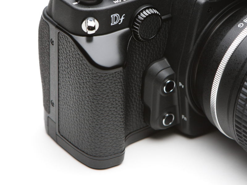 小振りなグリップ。ただし、持ちにくさのようなものは感じられず、ホールディングした印象はたいへんよい。