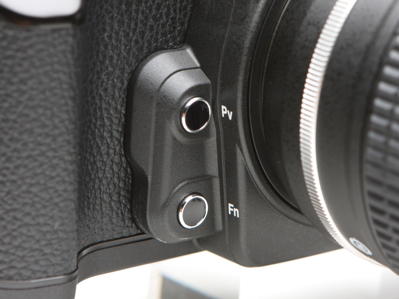 プレビューボタンとFnボタンは円形でエッジに銀色の帯を巻く。これはニコンF2やFMのボタンをイメージしたものという。