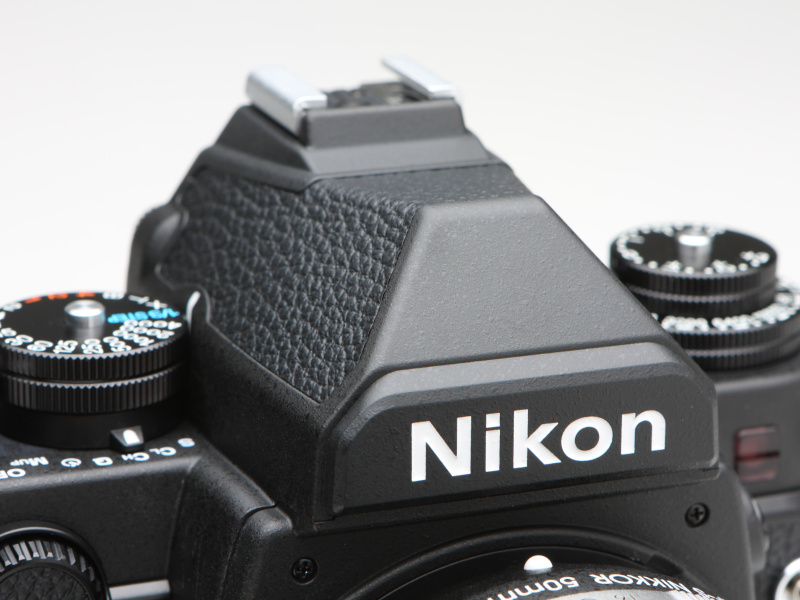 FM/FEシリーズとよく似た形状のペンタカバー。Dfのほうが一回りほど大きい。Nikonのロゴも直立した旧フォントを使用するこだわりようだ。