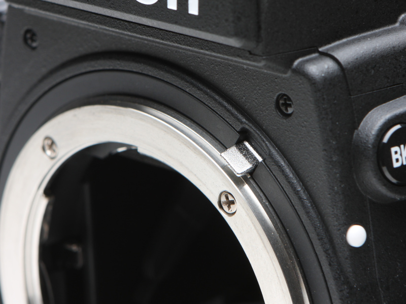 距離計連動レバーはAi化されていないオールドニッコールのために跳ね上げることができる。Ai化されたレンズを使用する場合は、必ず元の位置に戻しておく。