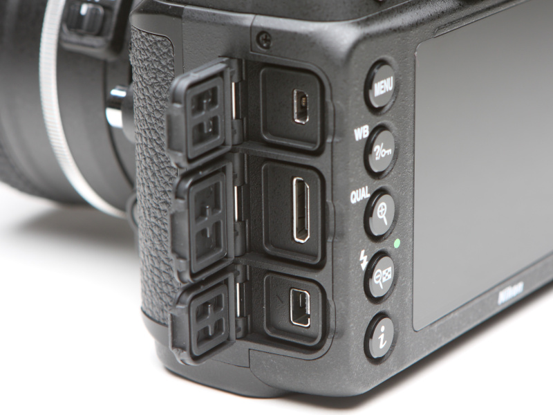 インターフェースには端子それぞれに独立したカバーを備える。上よりUSB端子、HDMIミニ端子、アクセサリーターミナル端子。