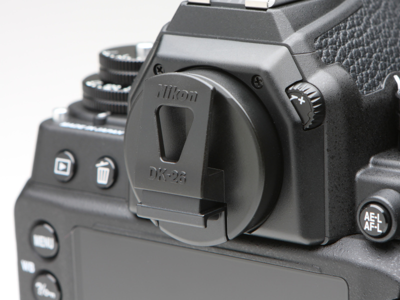 ファインダーアイピースは丸窓タイプを採用。アイピースシャッターの代わりにアイピースキャップが付属する。筆者個人としては、せっかくならアイピースシャッターを内蔵してほしかった。