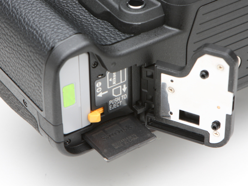 カードスロットはバッテリーボックスと同じくカメラ底部に置かれる。対応記録メディアはSDXC/SDHC/SDカード。