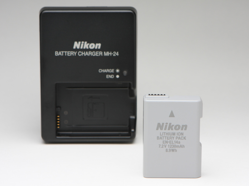 バッテリーはコンパクトなEN-EL14aが付属。フル充電からの撮影可能枚数は1,400枚（CIPA規格準拠）なので安心してよいだろう。バッテリーチャージャーが付属。