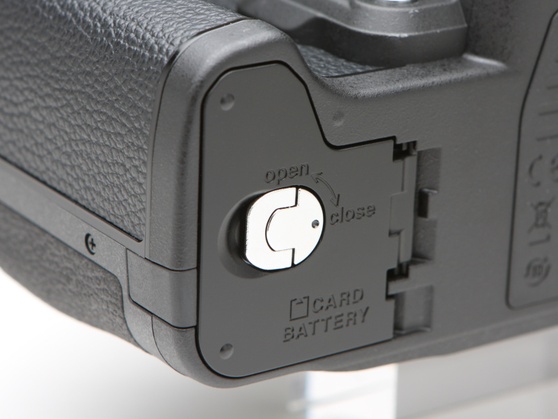 バッテリー/記録メディア室の開閉は金属製のノブで行なう。F2を模したというが、小振りのため手袋をしての開閉はやりづらいかもしれない。