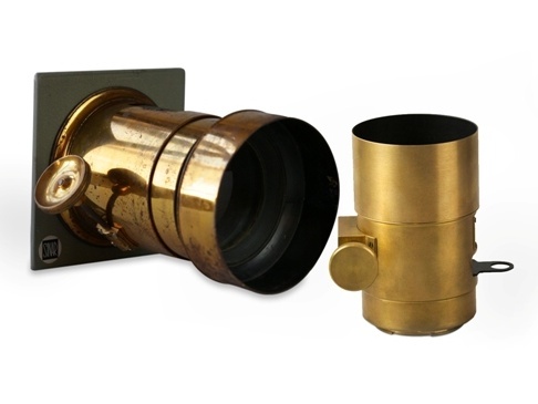 左が19世紀のペッツバール型レンズ。右がLomography Portrait Petzval Lens。ひとくちにペッツバール型といっても数多くが存在したが、なるべくオリジナルの設計に近づけたとのこと。