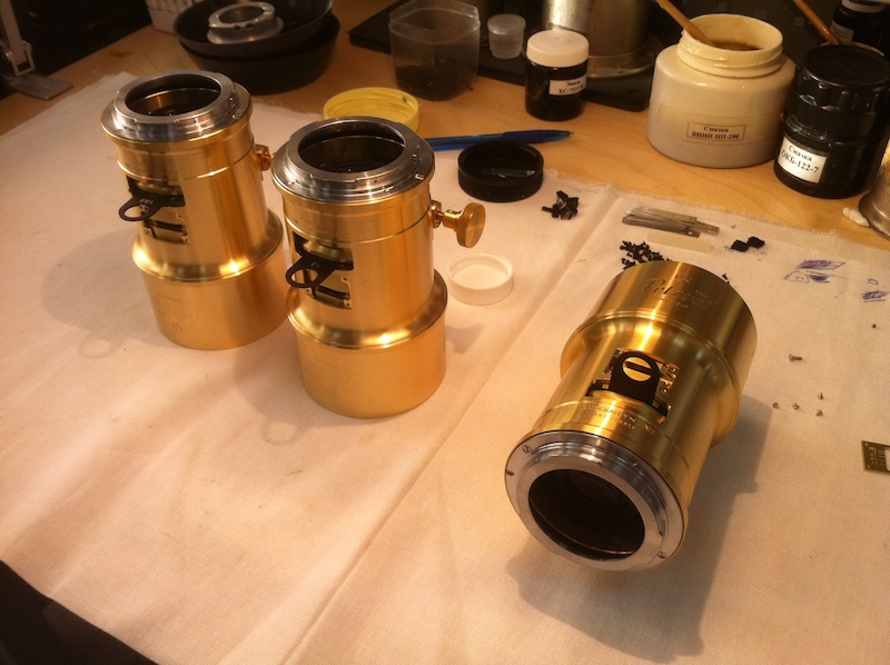 製造現場で撮影された写真（以下同）。鏡筒は真鍮製で、金色に輝く。塗装はされない。