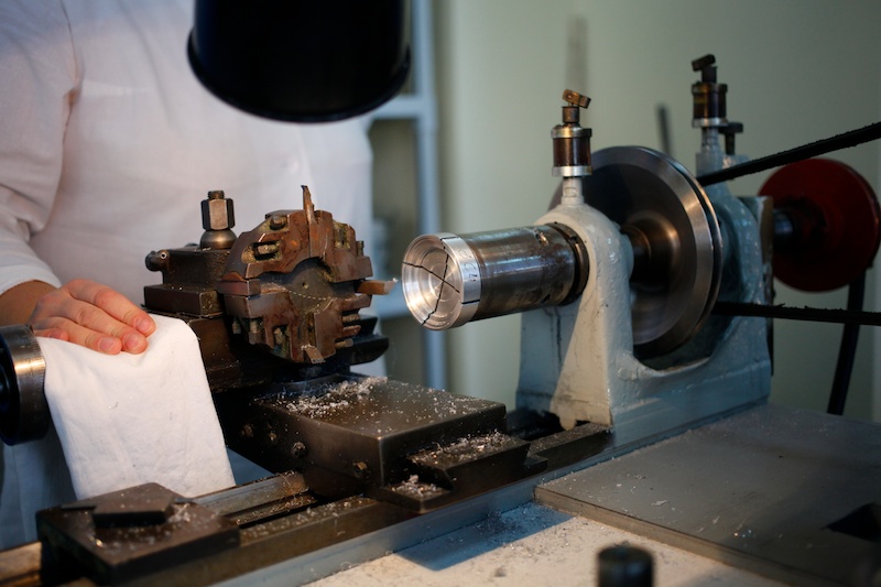 鏡筒は真鍮削り出しにより作られている。