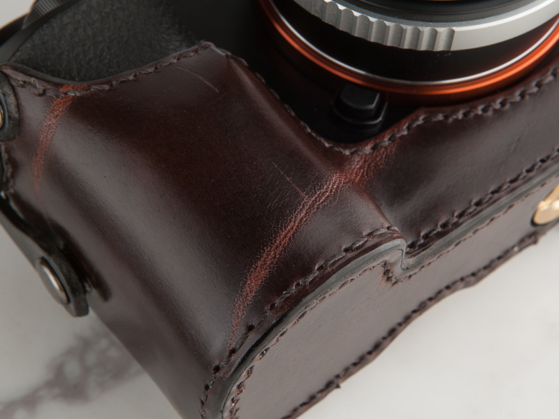 レザーの傷をあえて含むようにカッティングし、ワイルドなスタイルを作り出している