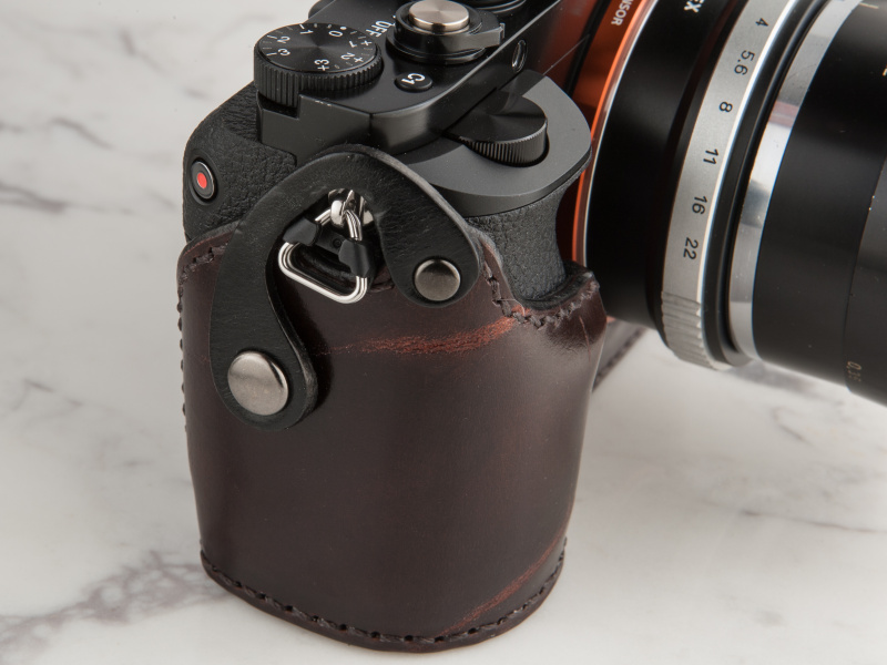 グリップ側面のフックボタンを使い、ケースをボディに固定する