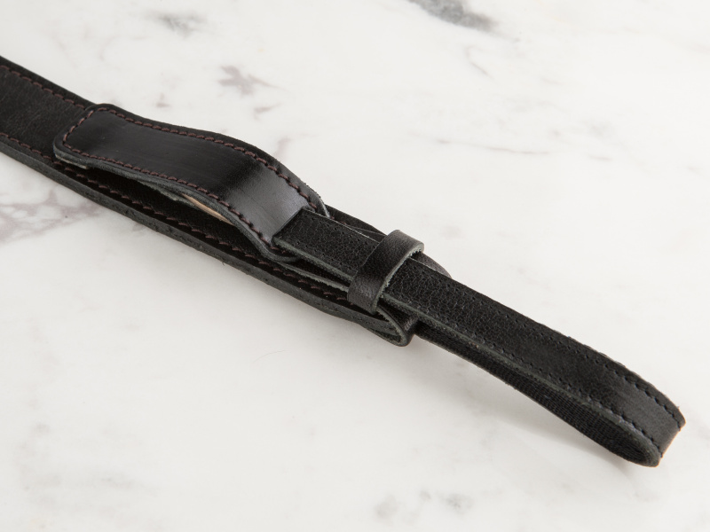 取り付け部分はコードバンのレザーパーツで金具を覆っている。カメラと金属が接触しないように気配りしている