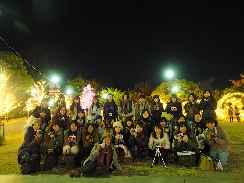 横浜・アメリカ山公園のクリスマスイルミネーションの前で、コーチのきょん♪先生と、部員34名のみなさんでハイ！ チーズ♪