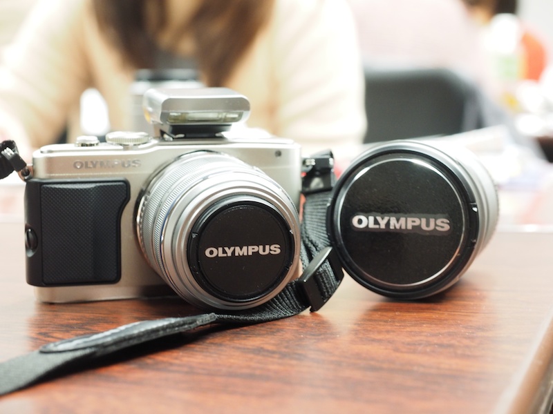 部活中の約3ヶ月間、OLYMPUS PEN Lite E-PL6ダブルズームキットが、部員全員に貸し出されます。