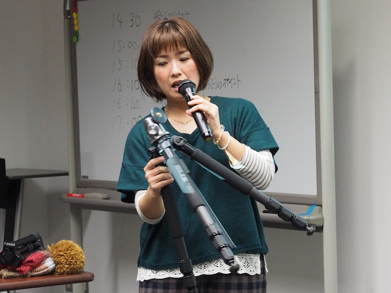 シティリビング女子カメラ部コーチのきょん♪先生。夜景撮影の会では、夜景の撮り方以外に三脚の使い方＆選び方を教えていただきました。