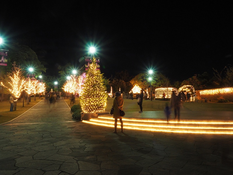 ISO感度を変えずに絞り優先モードで露出を上げると、人物がぶれて写りました。シャッタースピードが遅くなったためです。