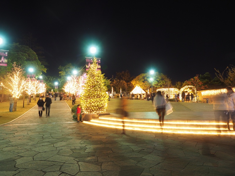 ISO感度を変えずに絞り優先モードで露出を上げると、人物がぶれて写りました。シャッタースピードが遅くなったためです。