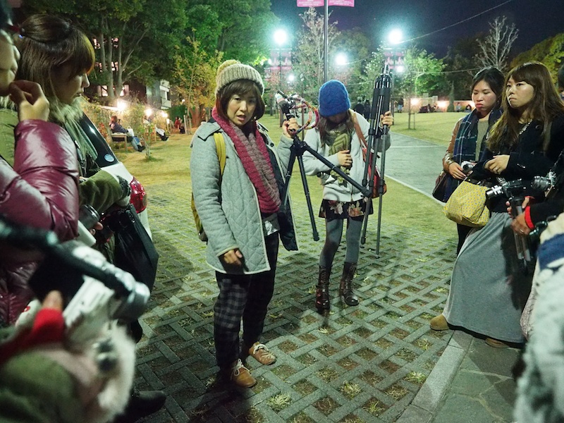 撮影前に三脚の使い方をおさらいしました。三脚は脚の太い方から伸ばして使うと、安定しやすくブレにくくなるそうです。