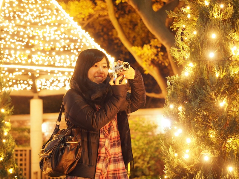 キラキラと輝くイルミネーションを、いろいろな設定を試しながら撮影するカメラ女子たち。写真を見せ合いながら、撮影を楽しんでしました。