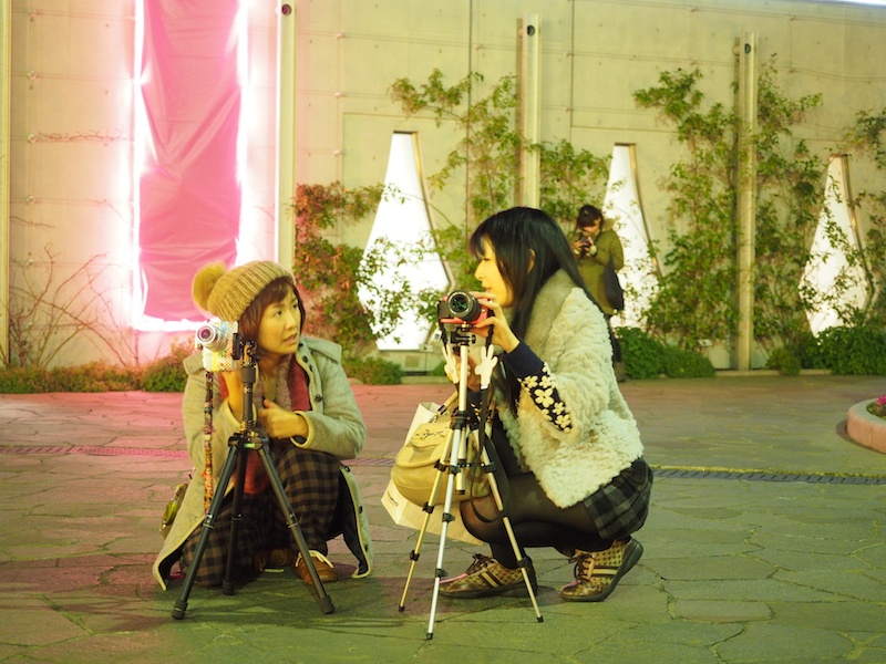 参加者のもとを回りながら、ていねいにアドバイスをするきょん♪先生。