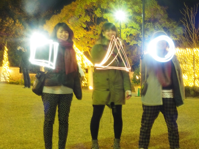 ペンライトを動かしながら、みんなでいろいろな絵を描きました。寒かった夜景撮影も体を動かすことでポカポカに♪