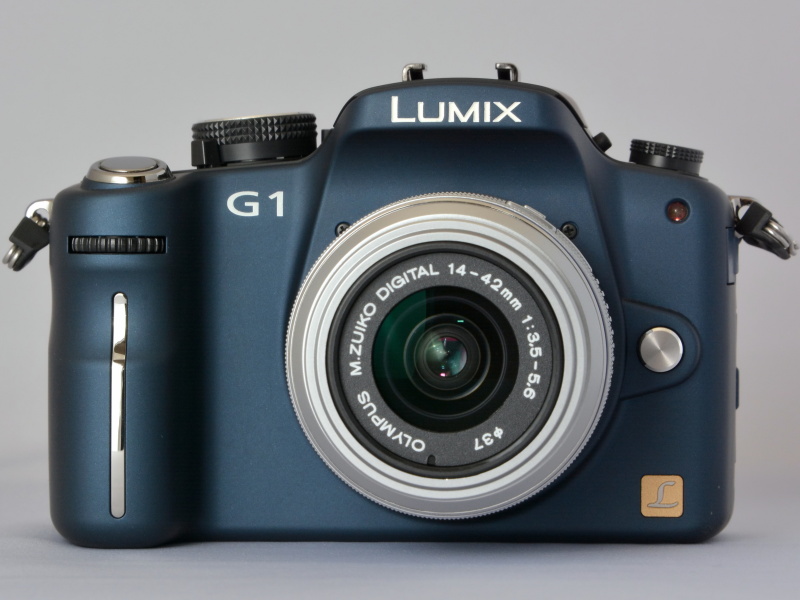 DMC-G1のカラーバリエーションは、コンフォートブラック、コンフォートレッド、コンフォートブルーの3色。実は、コンフォートブラックの中古品もあったが（同じような価格で）、何となく今回は“コンフォートブルーの気分”だった（笑）。いちおう「Aランク」の中古品だが、底部近くの角あたりに幾つかの小さなキズが見られる。