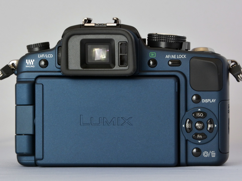 DMC-G1のカラーバリエーションは、コンフォートブラック、コンフォートレッド、コンフォートブルーの3色。実は、コンフォートブラックの中古品もあったが（同じような価格で）、何となく今回は“コンフォートブルーの気分”だった（笑）。いちおう「Aランク」の中古品だが、底部近くの角あたりに幾つかの小さなキズが見られる。