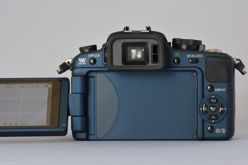 右の写真はフリーアングルモニターで撮影。チルト可動方式（上下に可動）のモニターもそれなりに便利だが、このようなフリーアングル式のモニターなら、カメラを縦に構えた際のポジションやアングルも自由自在!