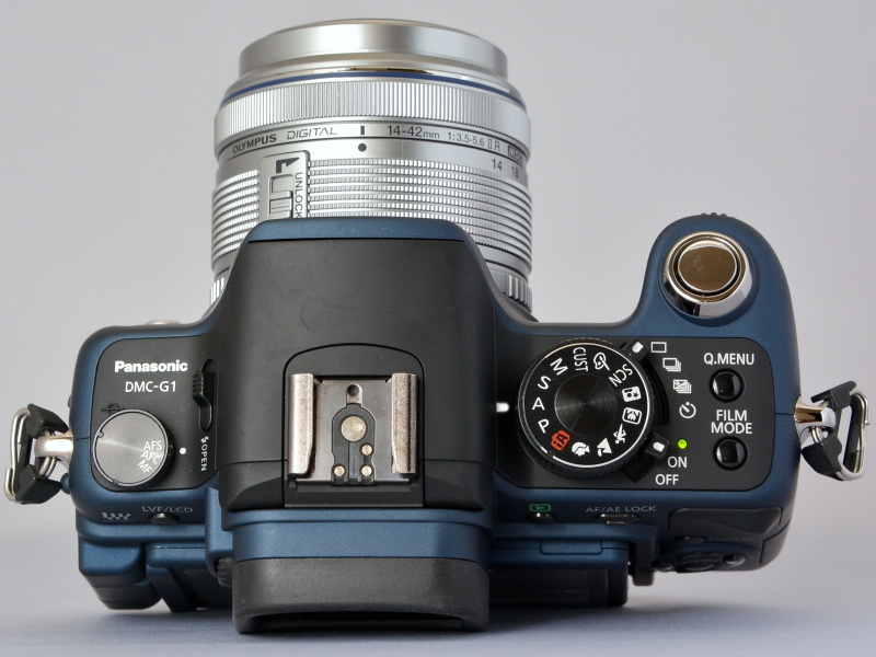 DMC-G1のカラーバリエーションは、コンフォートブラック、コンフォートレッド、コンフォートブルーの3色。実は、コンフォートブラックの中古品もあったが（同じような価格で）、何となく今回は“コンフォートブルーの気分”だった（笑）。いちおう「Aランク」の中古品だが、底部近くの角あたりに幾つかの小さなキズが見られる。