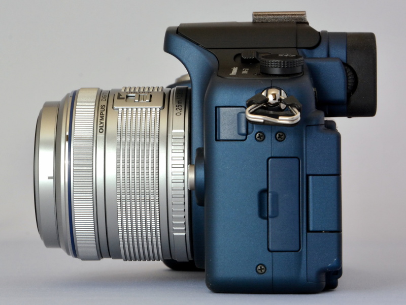 DMC-G1のカラーバリエーションは、コンフォートブラック、コンフォートレッド、コンフォートブルーの3色。実は、コンフォートブラックの中古品もあったが（同じような価格で）、何となく今回は“コンフォートブルーの気分”だった（笑）。いちおう「Aランク」の中古品だが、底部近くの角あたりに幾つかの小さなキズが見られる。