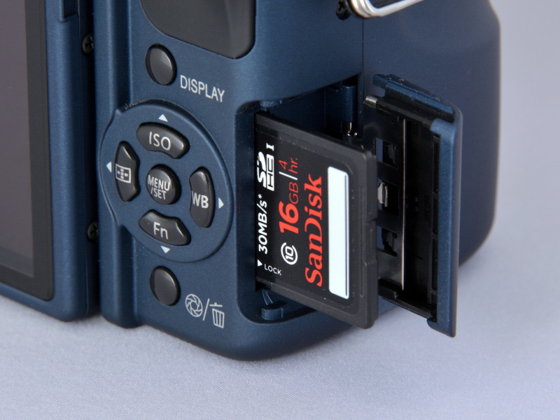 記録媒体は、SDHCメモリーカードとSDメモリーカード。あと、最近は使う人は少ないと思うが、MMCにも対応。使用電バッテリーは「DMW-BLB13」。撮影可能枚数はCIPA準拠で約330枚（EVF撮影時は約350枚）。