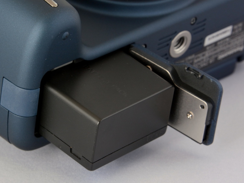 記録媒体は、SDHCメモリーカードとSDメモリーカード。あと、最近は使う人は少ないと思うが、MMCにも対応。使用電バッテリーは「DMW-BLB13」。撮影可能枚数はCIPA準拠で約330枚（EVF撮影時は約350枚）。