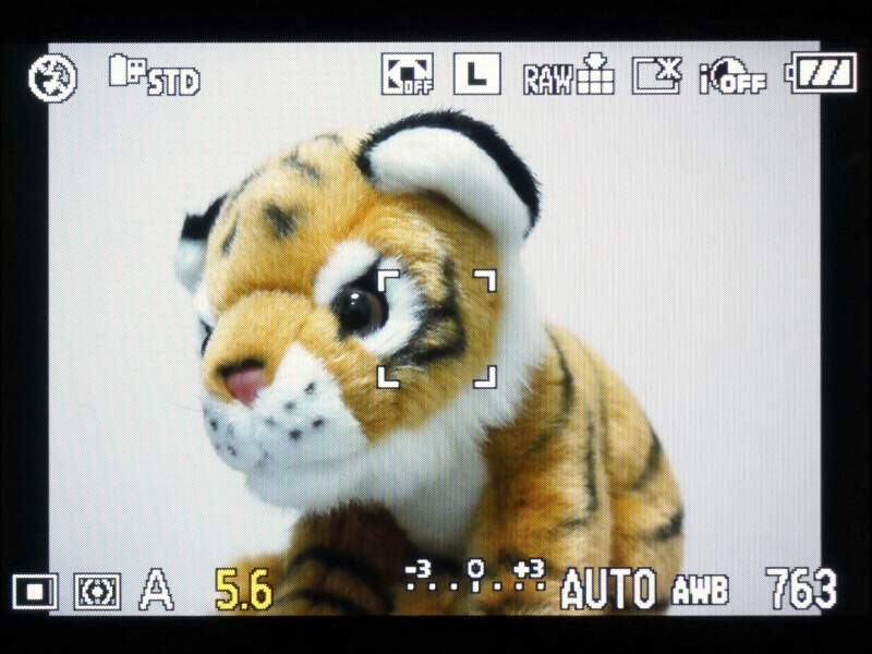 液晶モニターの表示は、DISPLAYボタンを押すたびに、標準→表示なし→LCD撮影情報画面→消灯……と切り換わる。