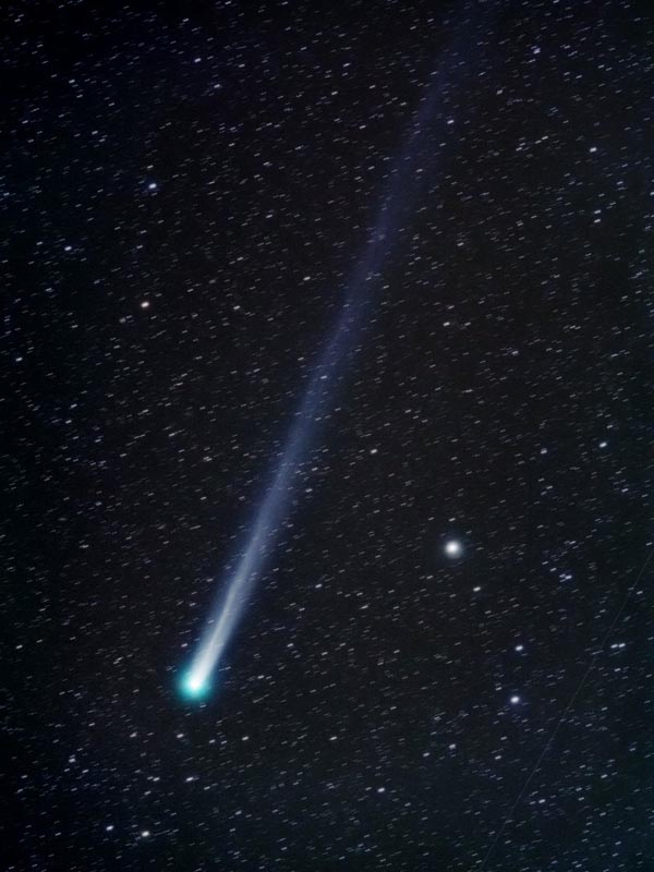 筆者が撮影したラブジョイ彗星。2013年12月3日朝撮影 / OM-D E-M5 / ZUIKO DIGITAL ED 150mm F2 / 赤道儀追尾 / 8コマコンポジット