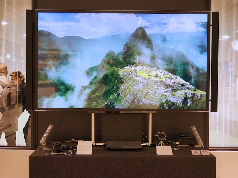 84型の4Kテレビで“α”CLOCK作品を鑑賞できる