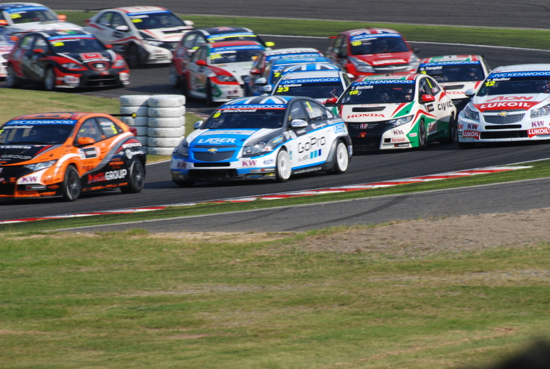 子供が撮ったモノです。「絶対離されないぞ」。ニコンD80 / AF-S VR Zoom-Nikkor 70-300mm F4.5-5.6 G IF-ED / 1/180秒 / F16 / ISO200