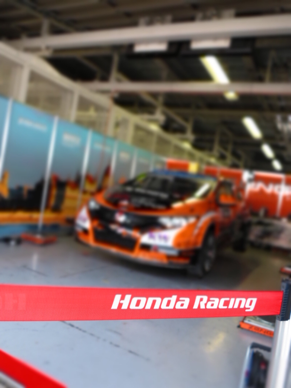「Honda Racing」。コンデジのジオラマ効果を使って、Honda Racingの文字を際立たせて見ました。キヤノンPowerShot G1 X / 1/60秒 / F2.8 / ISO320