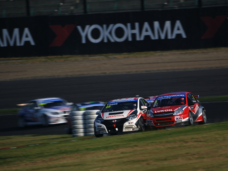 ガチンコバトル。2コーナーでのバトルシーン。2台がドッキングしてます。ニコンD3 / 500mm / 1/80秒 / F4.5