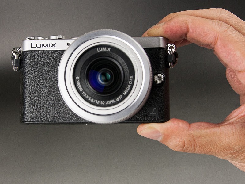 指先でつまんで持てるぐらい軽い