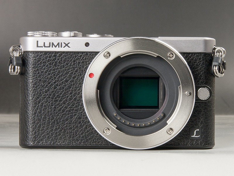 レンズを取り外すとコンパクトデジカメ並みのサイズ