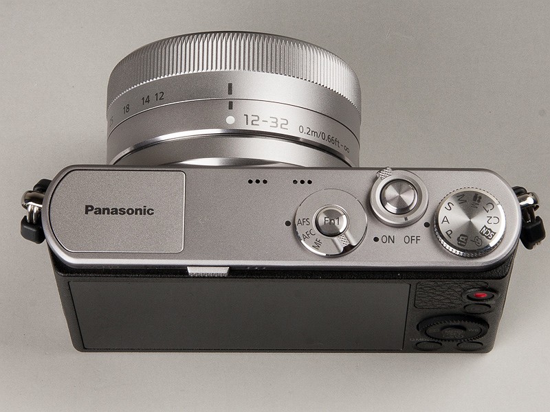 付属レンズを装着した状態でもコンパクトに収まっている