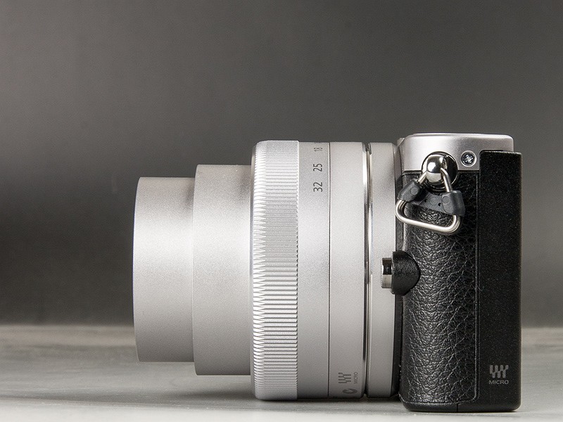 撮影時には鏡筒が繰り出す（ワイド端）