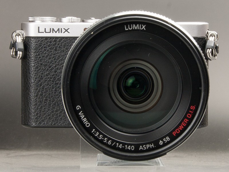 レンズ交換でさまざまなシーンに対応できるが、大きめのレンズを装着するとさすがにバランスが崩れる。高倍率ズームレンズのLUMIX G VARIO 14-140mm F3.5-5.6 ASPH. POWER O.I.S.を装着