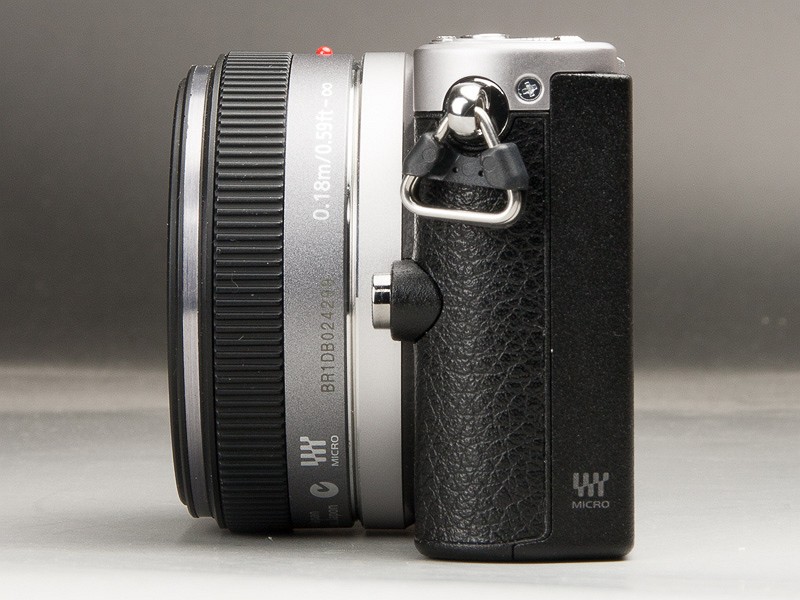 薄型で、GMのコンパクトボディにぴったり。これだと、撮影時にレンズがせり出すコンパクトデジカメよりも薄型だ
