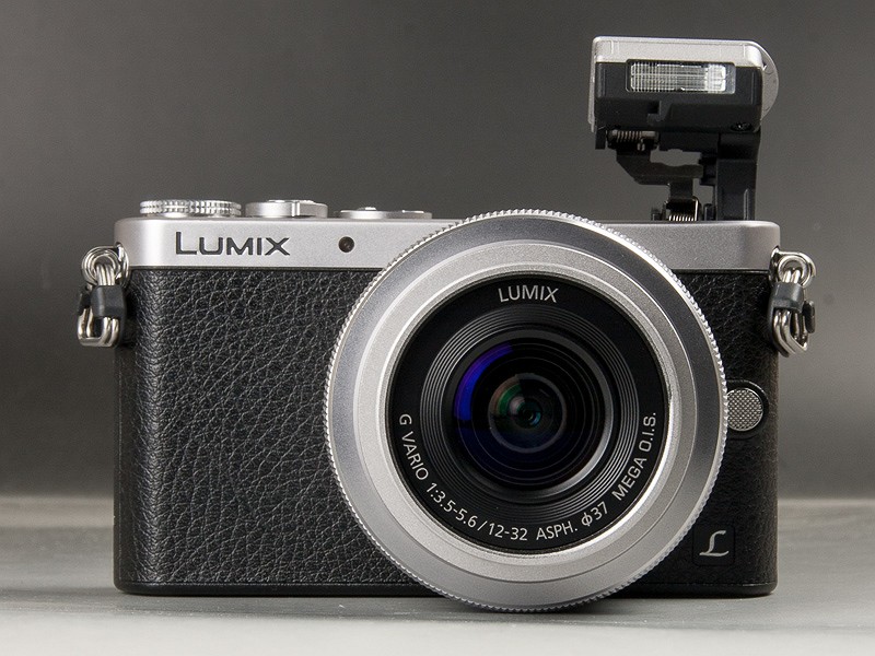 ストロボはポップアップ式