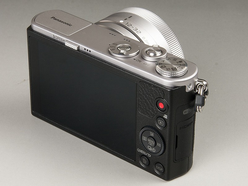 上部にモードダイヤル、シャッターボタン、フォーカスダイヤル、背面には録画ボタンや再生ボタン、コントロールダイヤルなどを配置する