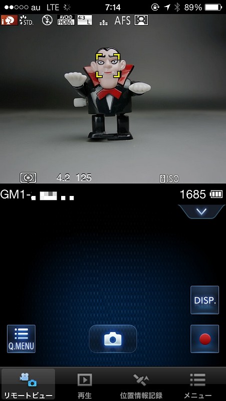 カメラに接続されたところ。シャッターボタンやQ.MENUなどがあり、画面にタッチするとそこにAFを合わせてくれる
