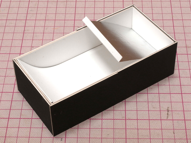 ボディ内に、Z光路の反射板を仕込む。ちなみにアルミホイルの面を表にすると、反射効率は良くなるが拡散効果がなくなり照明ムラが起きてしまう。そのように試行錯誤しながら作るのも切り貼り工作（ブリコラージュ）の醍醐味だ。