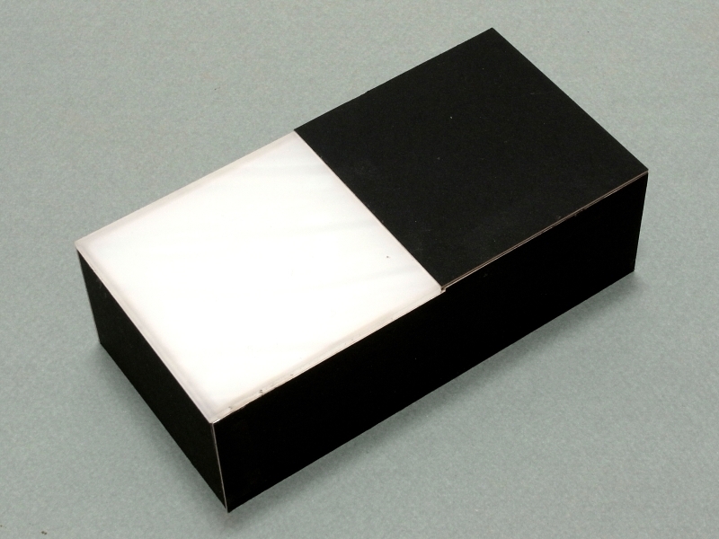 ボディ上面パーツと、透過光スクリーンを接着すると「透過光マクロ撮影ユニット」が完成する。正方形と基調とした端正なデザインを心がけてみた（笑）。